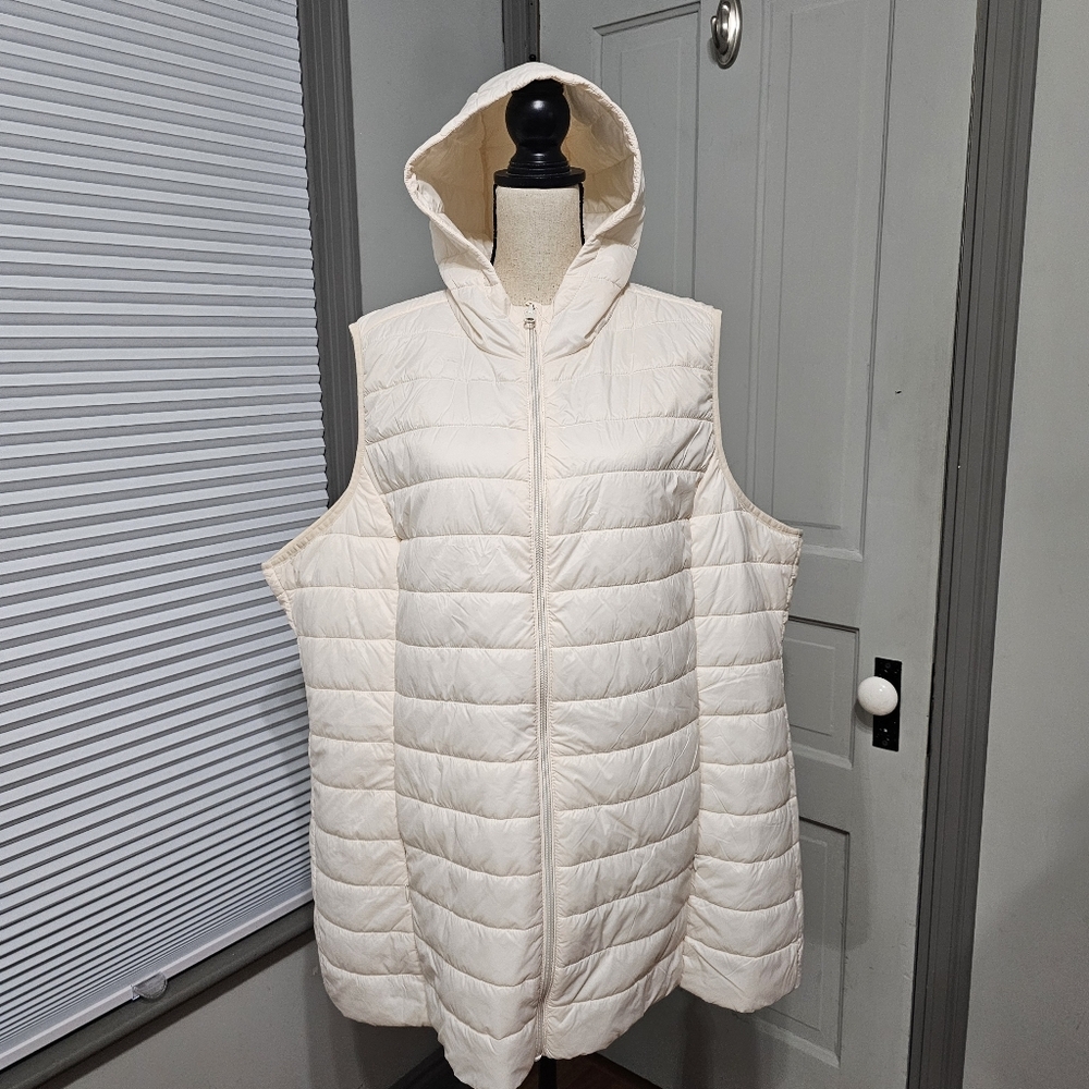 Torrid NWOT Light Packable Puffer Vest - Picture 2 of 9